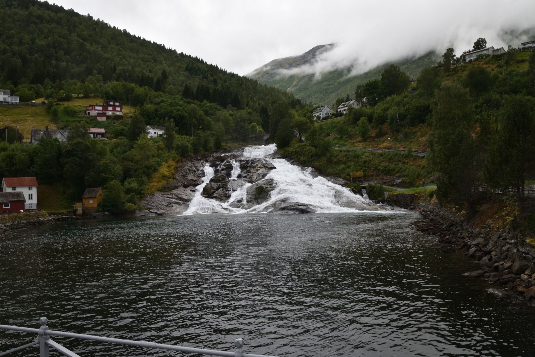 Hellesyltfossen Waterfall